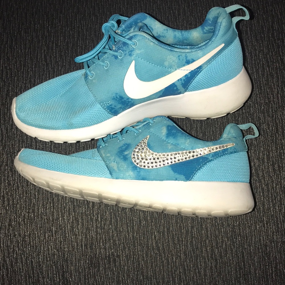 Womens Size 7 Nike Diamond Roshe